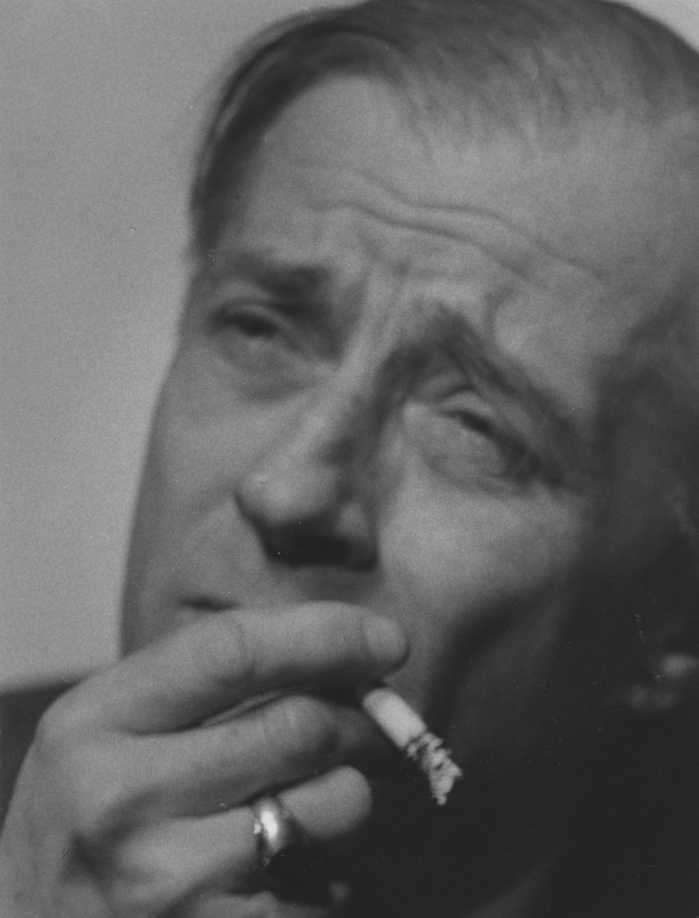 Portret aktora z papierosem
